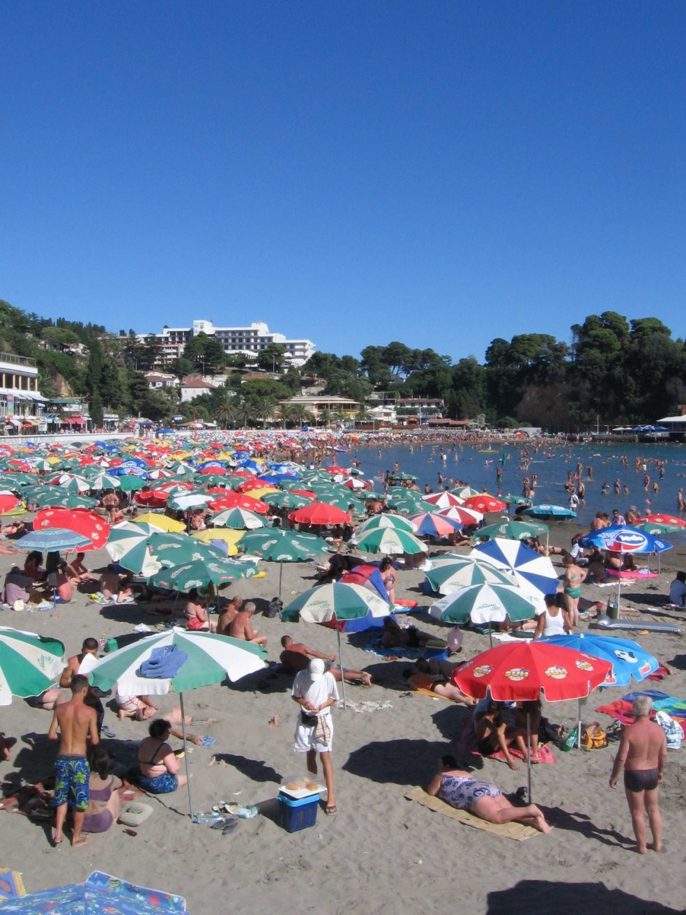 Люди на пляже в Ульцинь, Черногория. Фото 5 – фотографии Черногории