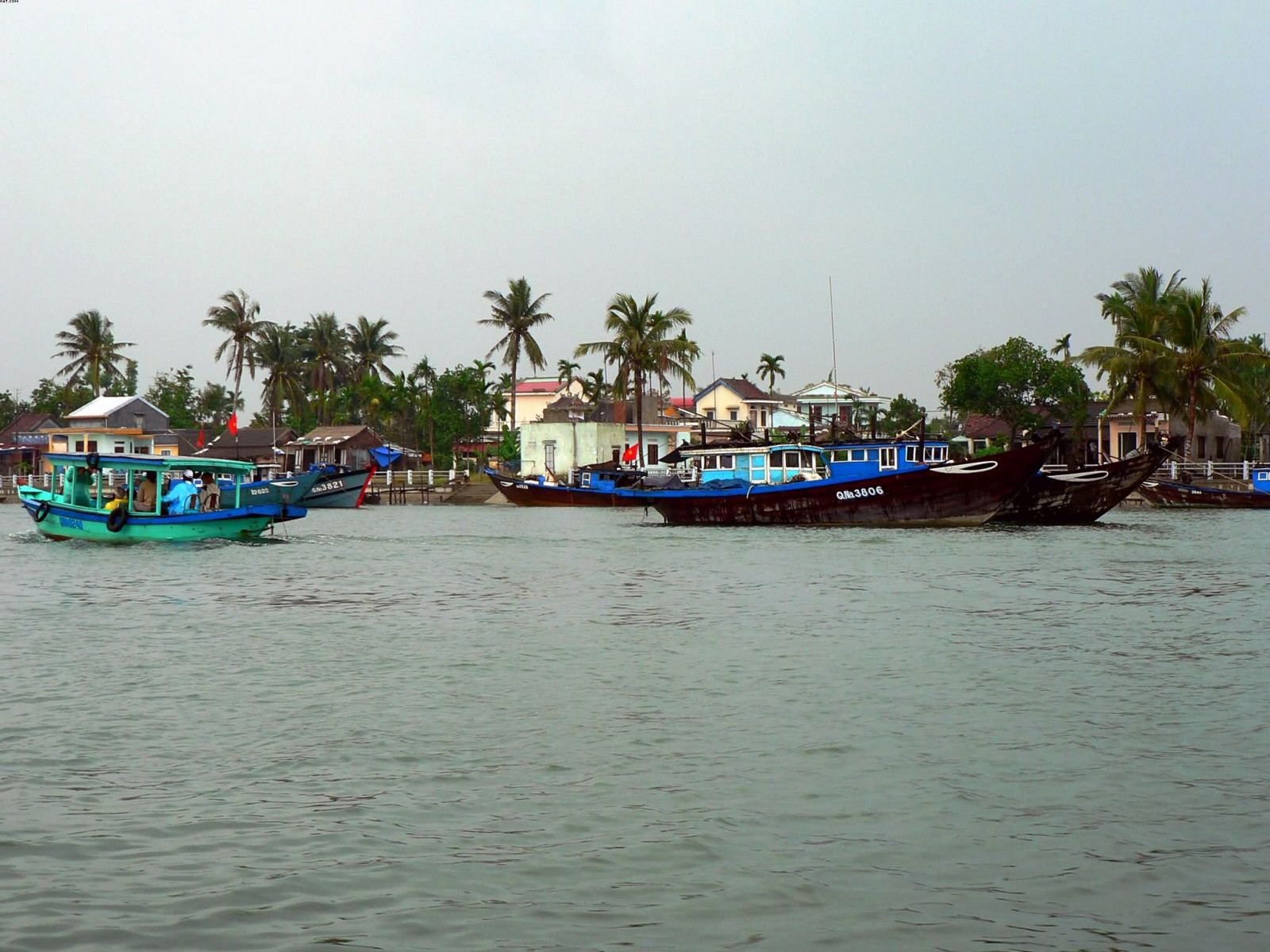 Лодки с пассажирами в Хойане (Hoi An), Центральная часть Вьетнама – фотографии Вьетнама