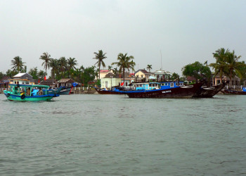 Лодки с пассажирами в Хойане (Hoi An), Центральная часть Вьетнама – фотографии Вьетнама