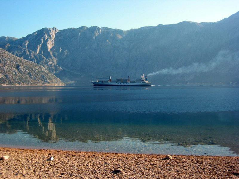 Корабль в Которском заливе, Черногория. Фото 4 – фотографии Черногории