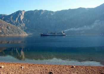 Корабль в Которском заливе, Черногория. Фото 4 – фотографии Черногории