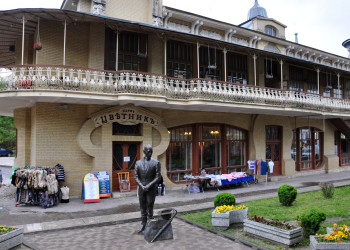 Парк Цветник с бронзовым Кисой Воробьяниновым у входа – фотографии России