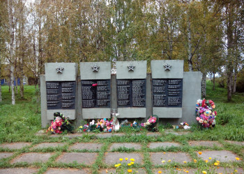 Памятник в селе Холмогоры (Kholmogory). Фото 1 – фотографии России