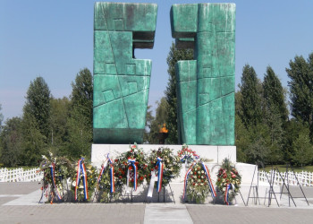 Памятник в Словонии, Хорватия – фотографии Хорватии