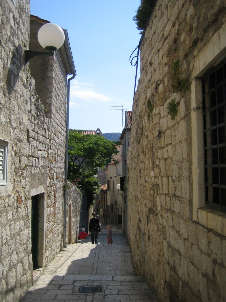 Улица в Раб, Хорватия. Фото 1 – фотографии Хорватии