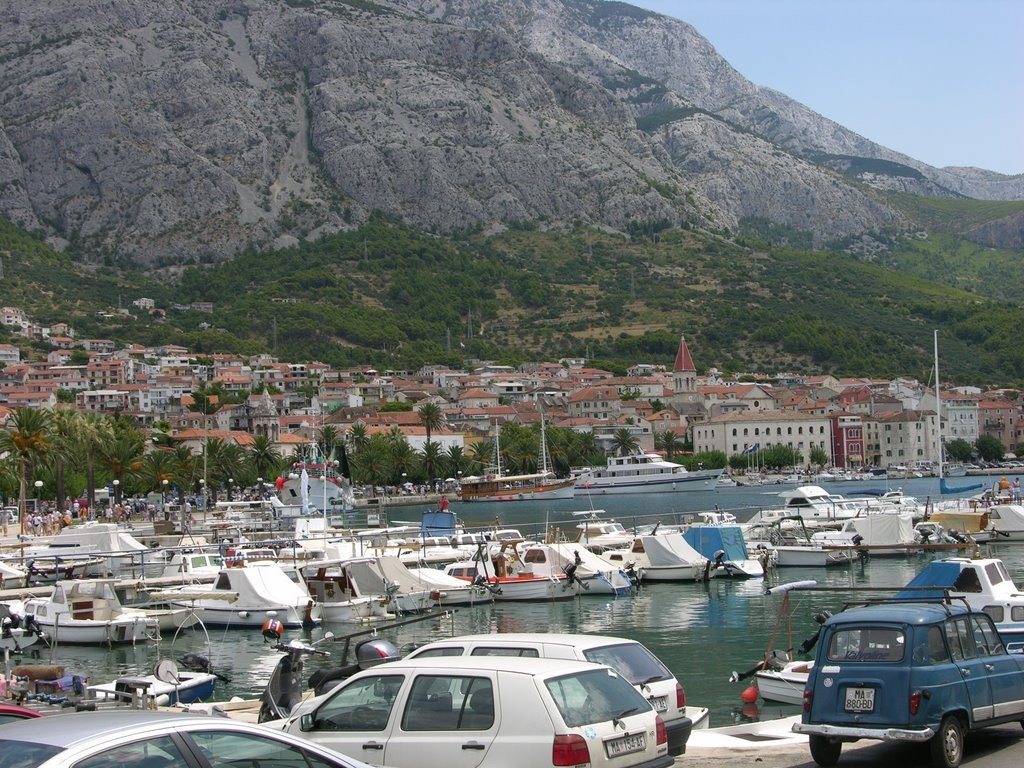 Транспорт на набережной Макарска, Хорватия. Фото 3 – фотографии Хорватии