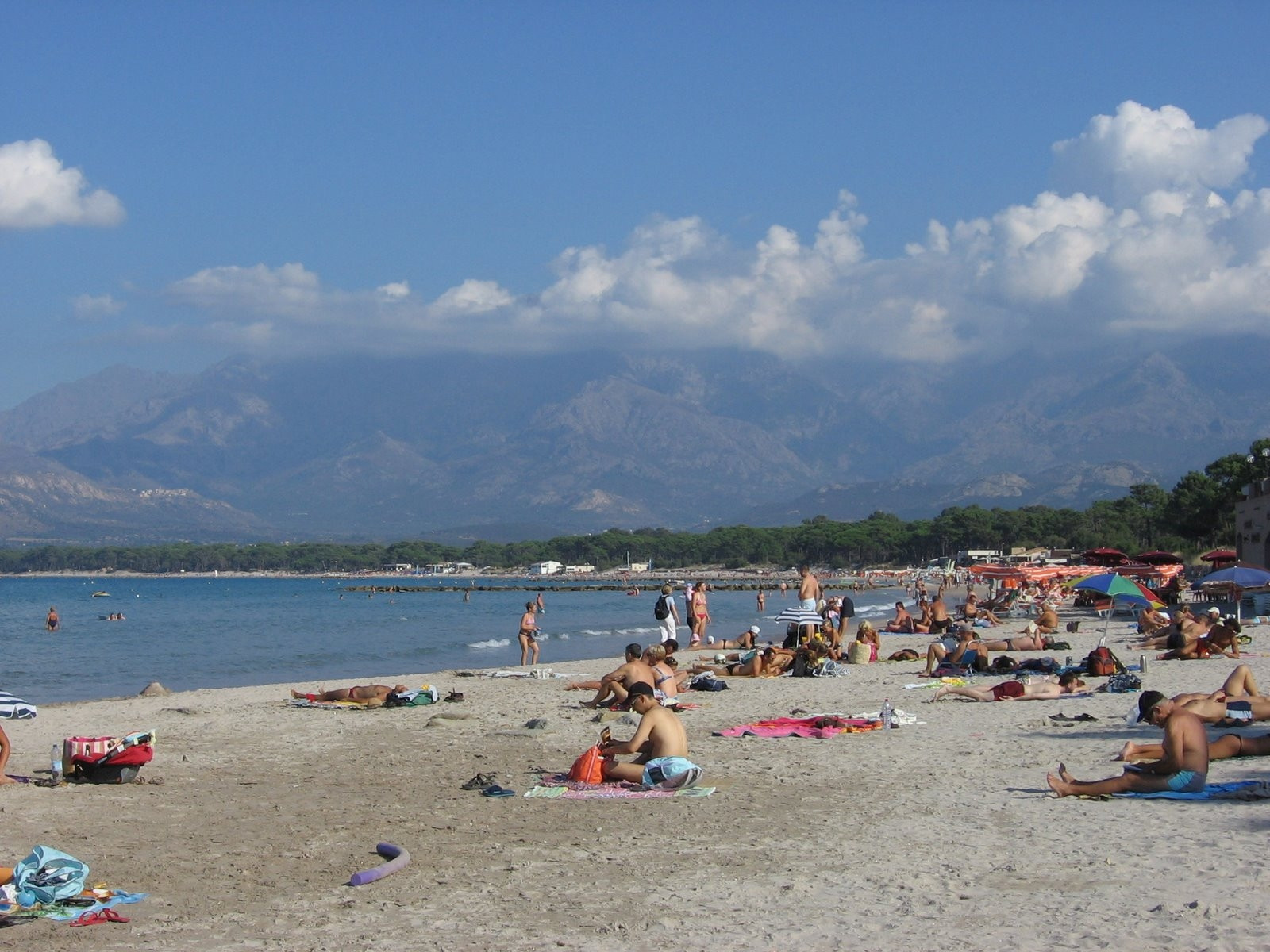 Люди на пляже в Кальви, Франция – фотографии Франции