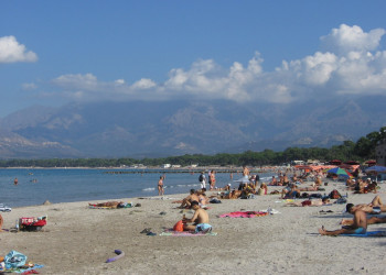 Люди на пляже в Кальви, Франция – фотографии Франции