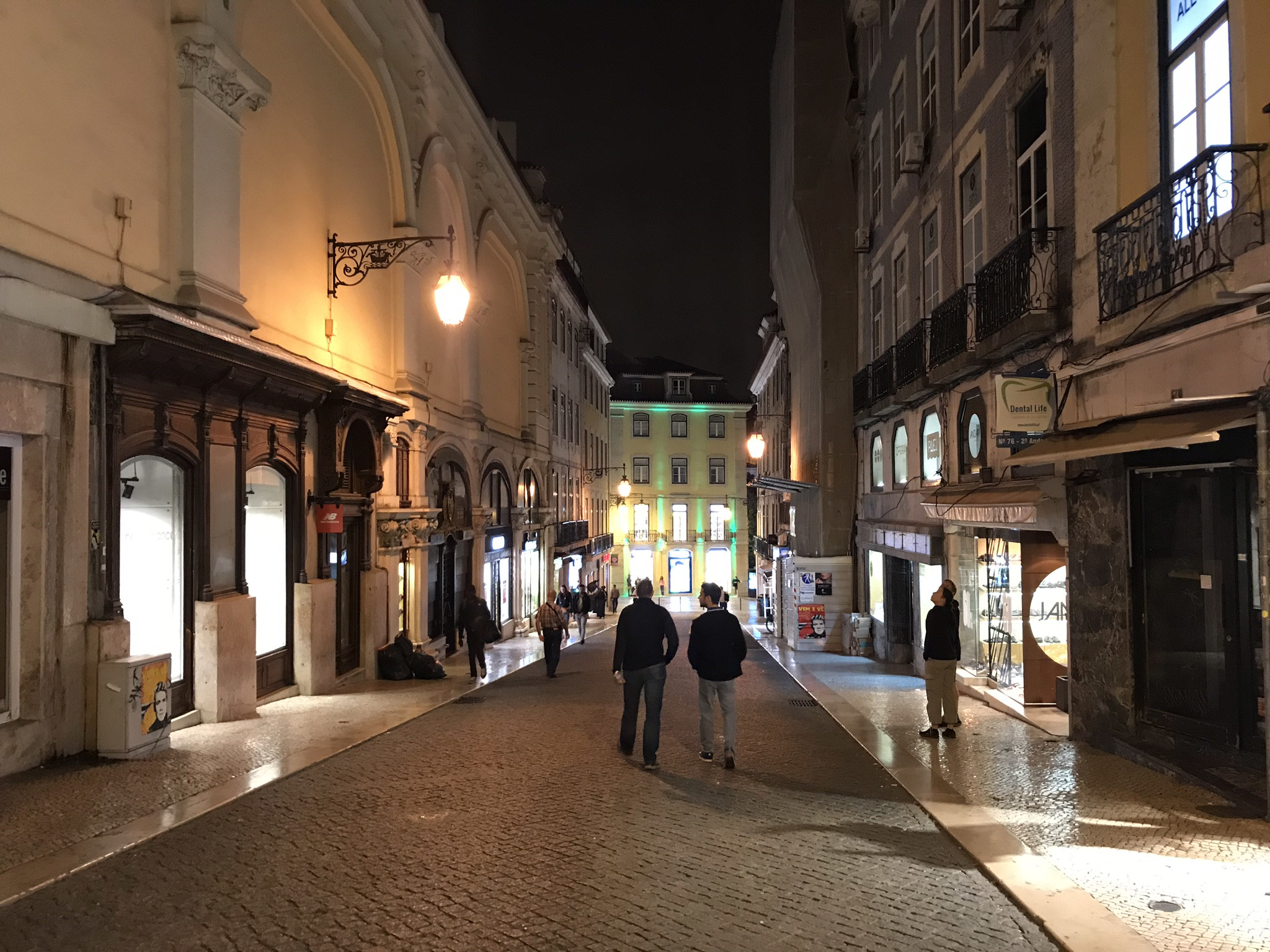 Улицы ночного Лиссабона в историческом центре, Португалия – фотографии Португалии