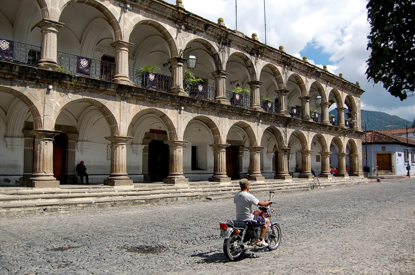 Архитектура строений на улицах Антигуа-Гватемалы, Гватемала – фотографии Гватемалы
