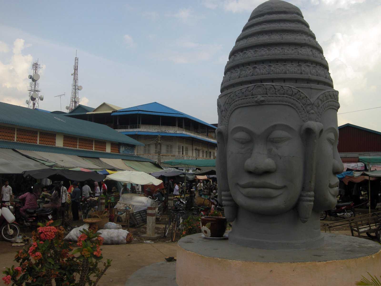 Скульптура в Кампонгтхоме, Камбоджа – фотографии Камбоджи