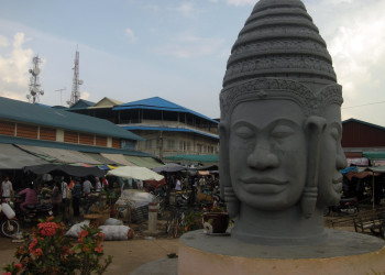 Скульптура в Кампонгтхоме, Камбоджа – фотографии Камбоджи