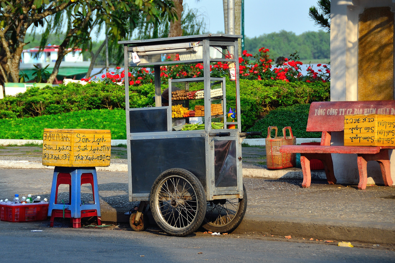 Компактный подвижный ларёк – фотографии Вьетнама