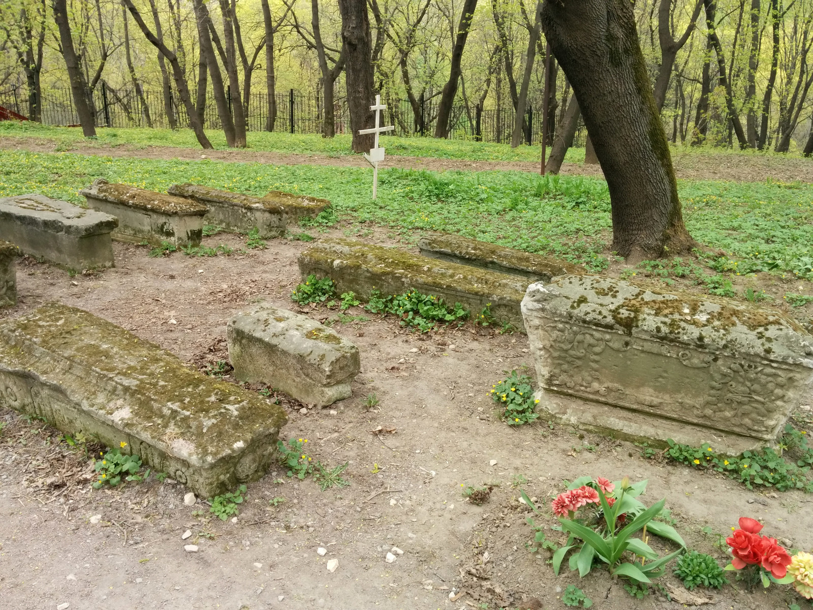 Парк Коломенское, старые могилы у церкви – фотографии России