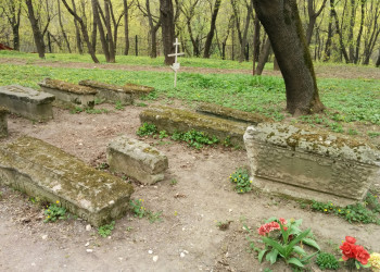 Парк Коломенское, старые могилы у церкви – фотографии России