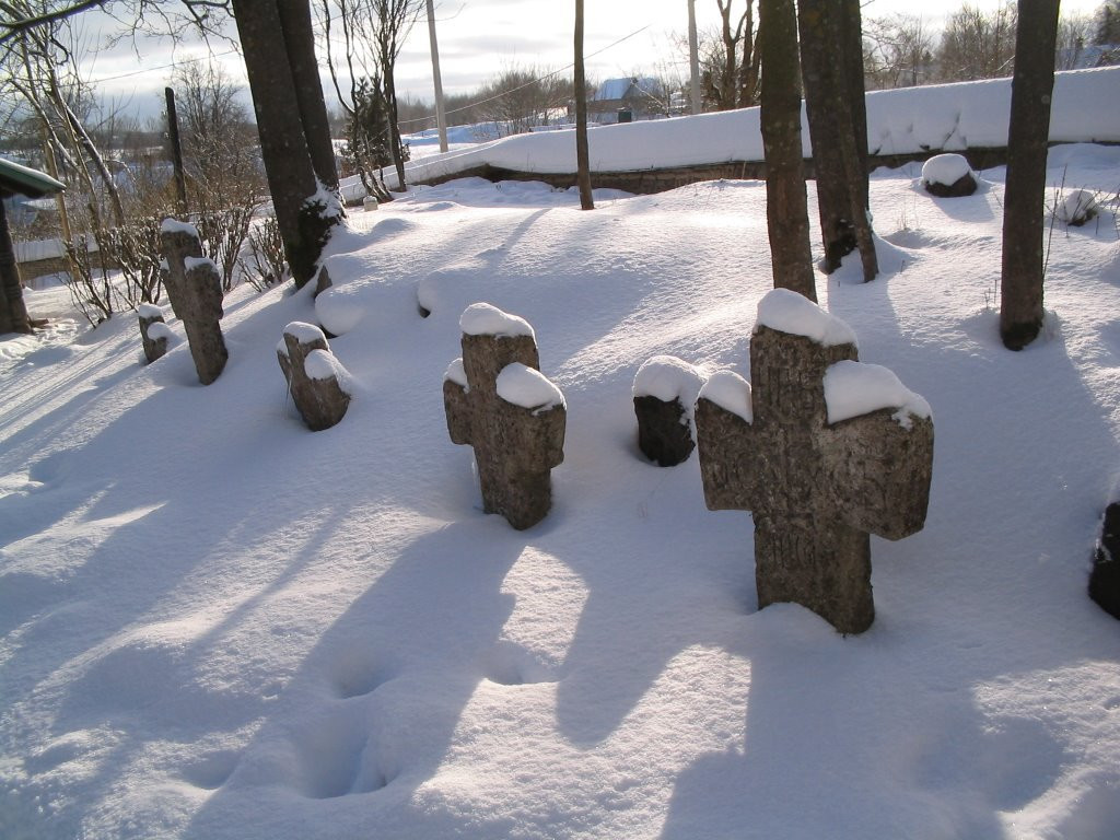 Кладбище в Изборске, Россия – фотографии России