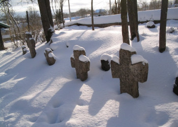 Кладбище в Изборске, Россия – фотографии России