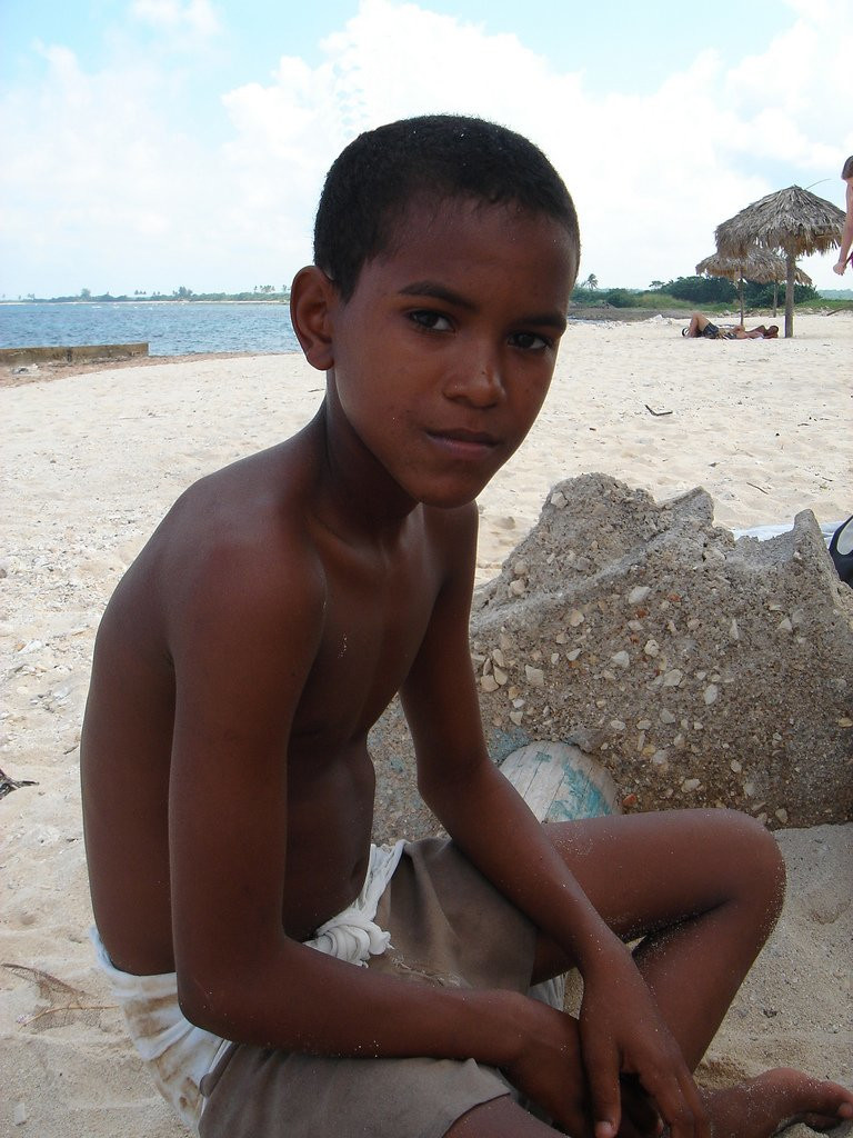 Мальчик на пляже в Мантансасе, Куба – фотографии Кубы