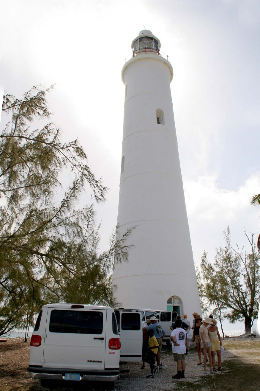 Туристы на острове Инагуа, Багамские острова – фотографии Багамских островов