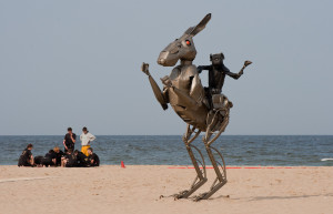 Скульптура на пляже в Римини, Италия – фотографии Италии