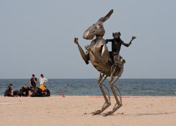 Скульптура на пляже в Римини, Италия – фотографии Италии
