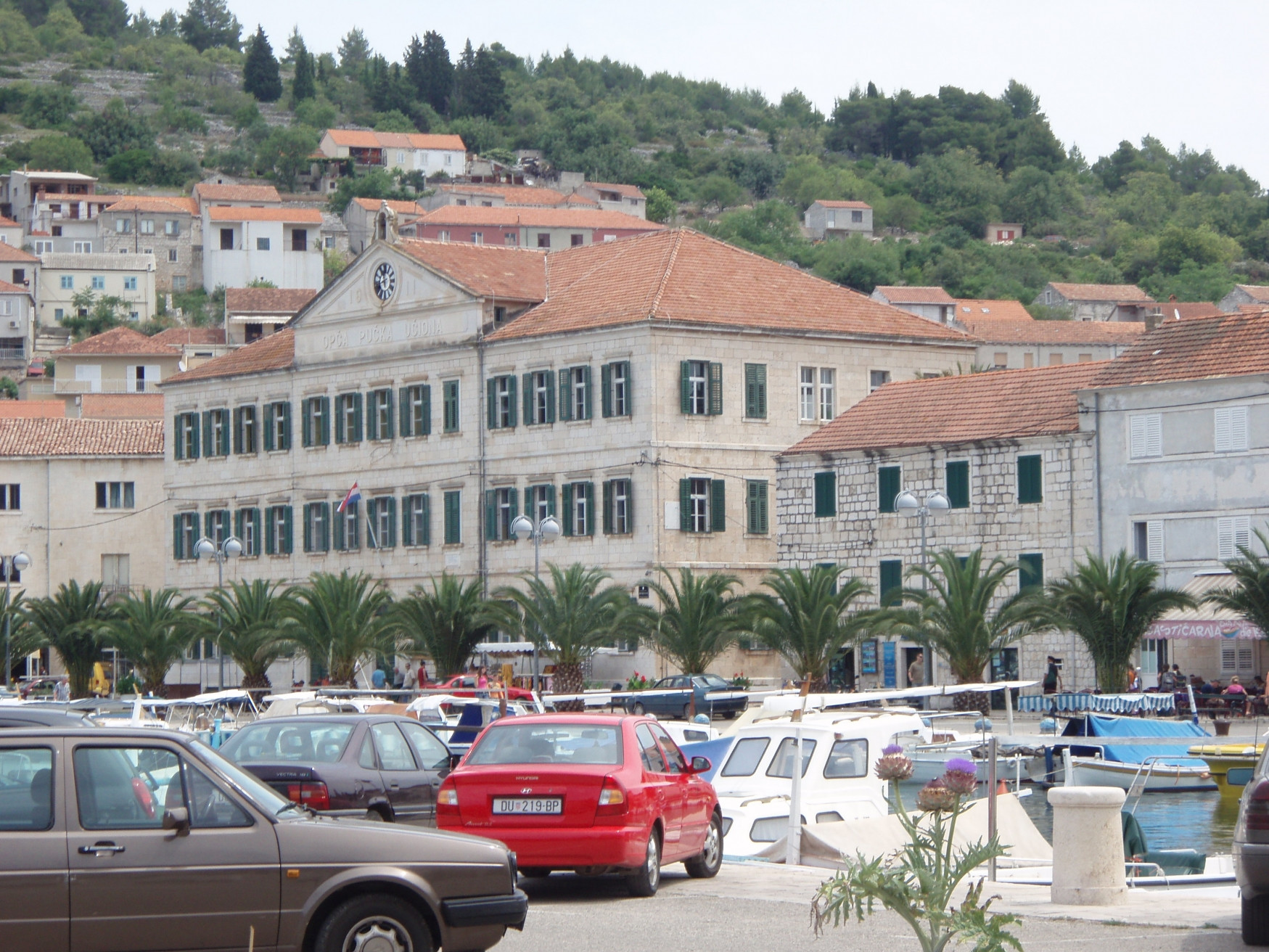 Транспорт на набережной в Вела-Лука, Хорватия. Фото 3 – фотографии Хорватии