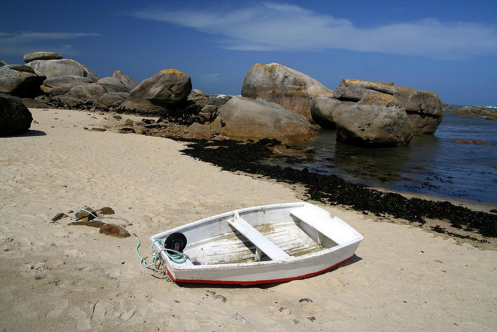 Лодка на пляже в Бриньогане, Франция – фотографии Франции