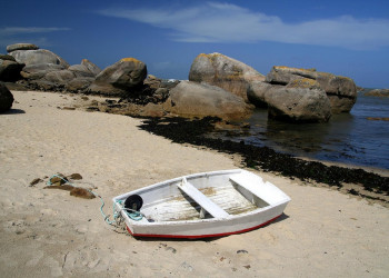 Лодка на пляже в Бриньогане, Франция – фотографии Франции