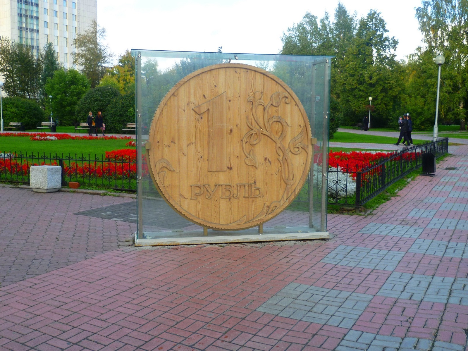 Памятник деревянному рублю в Томске. Фото 1 – фотографии России