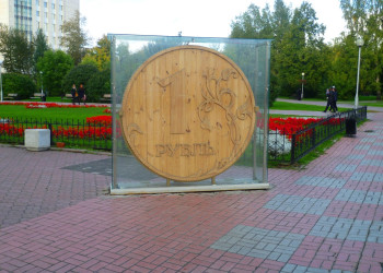Памятник деревянному рублю в Томске. Фото 1 – фотографии России
