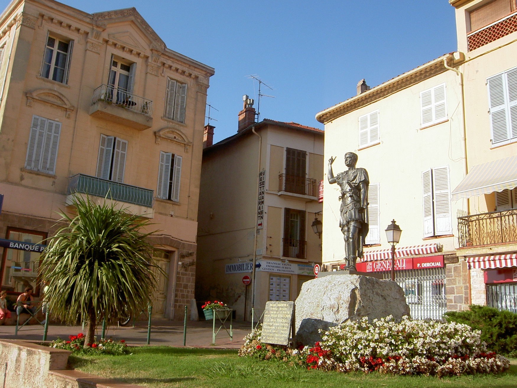 Памятник в Фрежюсе, Франция – фотографии Франции