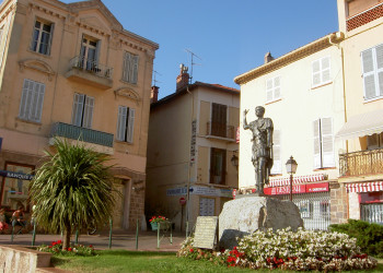 Памятник в Фрежюсе, Франция – фотографии Франции