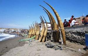 Тростниковые лодки Caballitos detotora в Уанчако (Huanchaco) – фотографии Перу