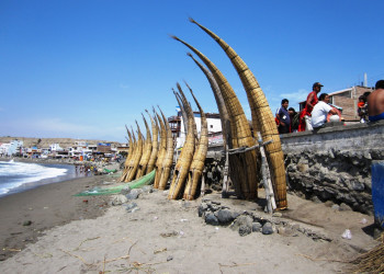 Тростниковые лодки Caballitos detotora в Уанчако (Huanchaco) – фотографии Перу