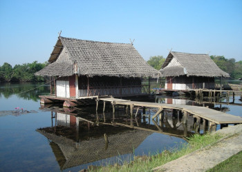 Дома на озере в Канчанабури, Тайланд. Фото 1 – фотографии Таиланда