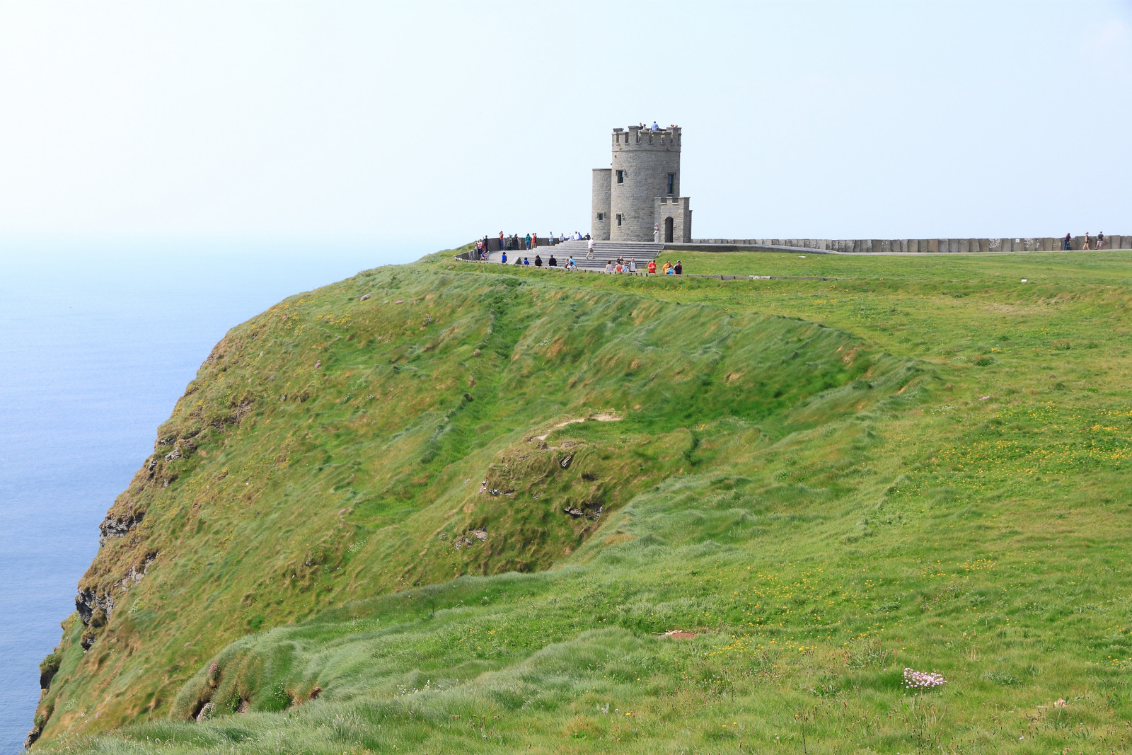 Башня у утёсов Мохер в западной Ирландии, графство Клэр – фотографии Ирландии