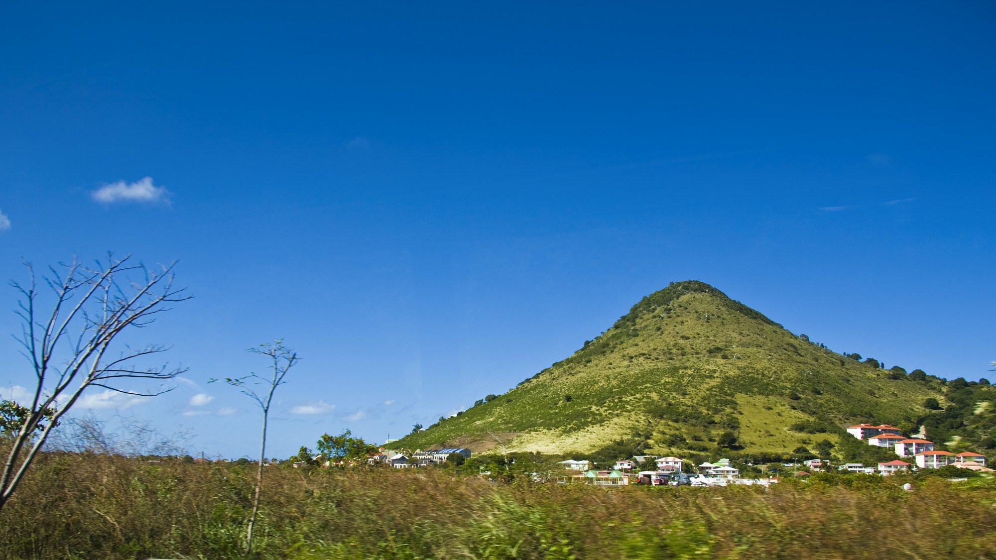 Холм в Сен-Мартен – фотографии Сен-Мартена