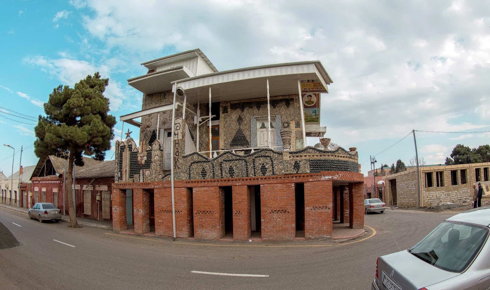 Бутылочный дом в Гяндже, Азербайджан – фотографии Азербайджана