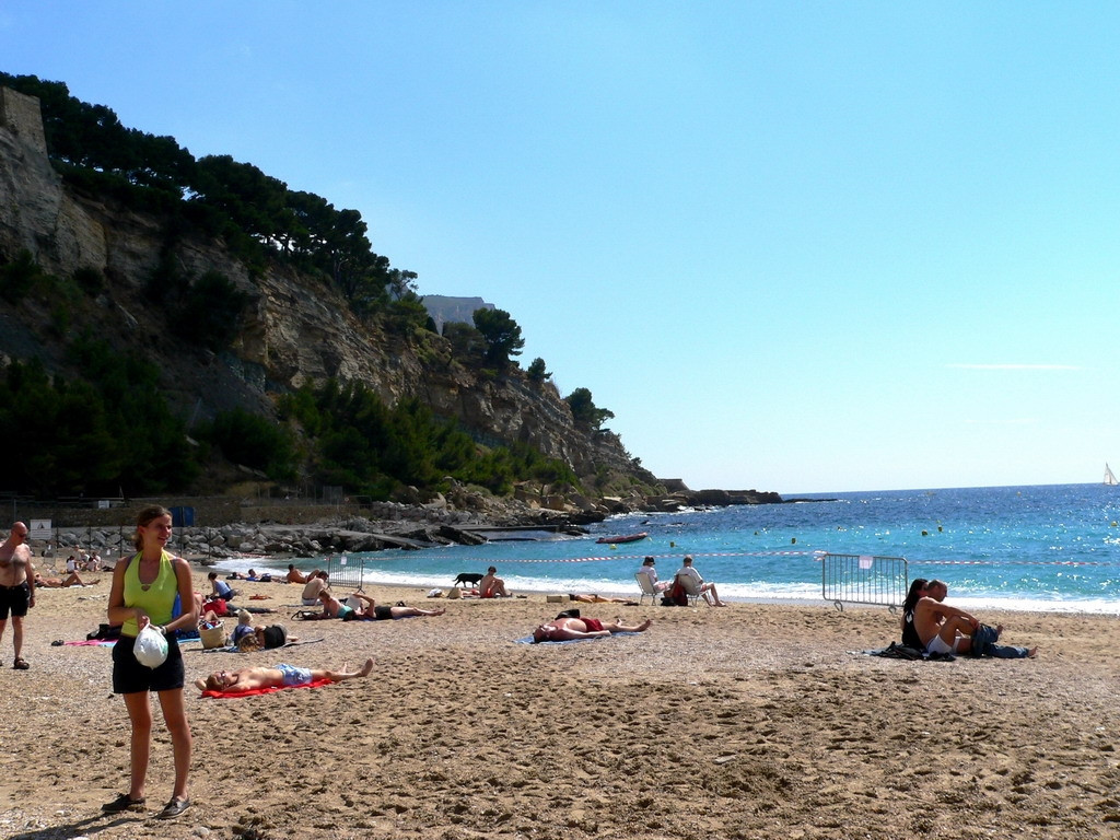 Люди на пляже в Кассис, Франция. Фото 4 – фотографии Франции