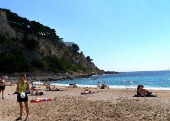 Люди на пляже в Кассис, Франция. Фото 4 – фотографии Франции