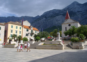 Площадь в Макарска, Хорватия – фотографии Хорватии
