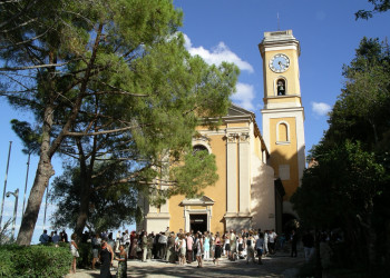 Туристы в Эз, Франция – фотографии Франции