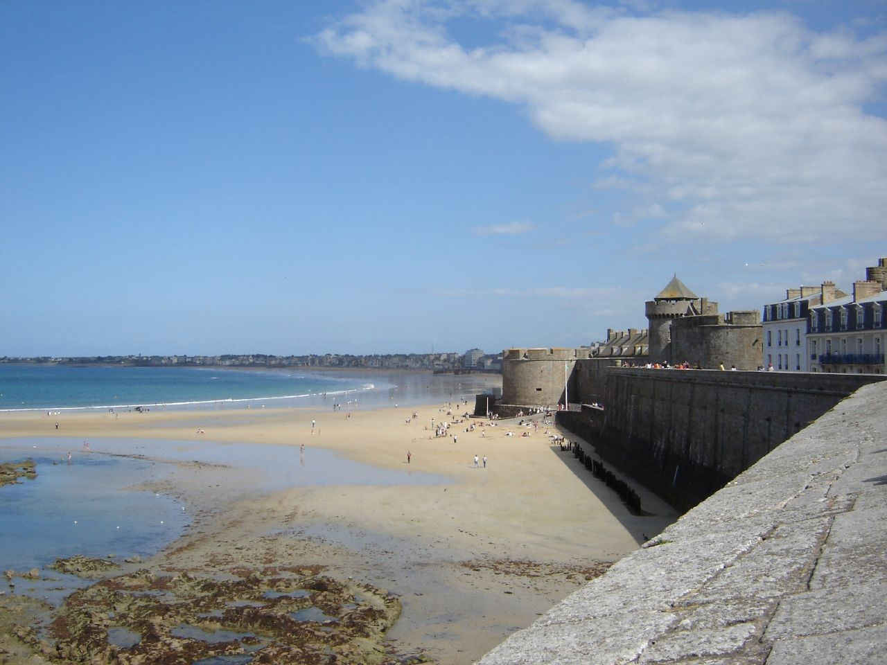 Набережная в Сен-Мало, Франция – фотографии Франции