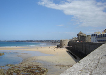 Набережная в Сен-Мало, Франция – фотографии Франции