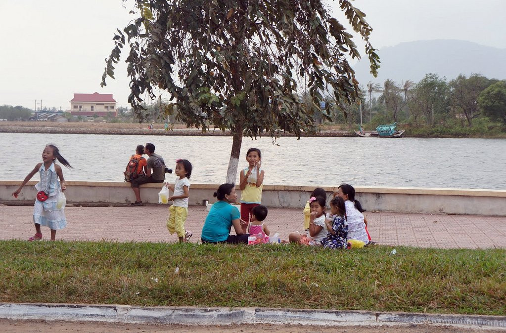 Дети на Набережной в Кампоте, Камбоджа – фотографии Камбоджи
