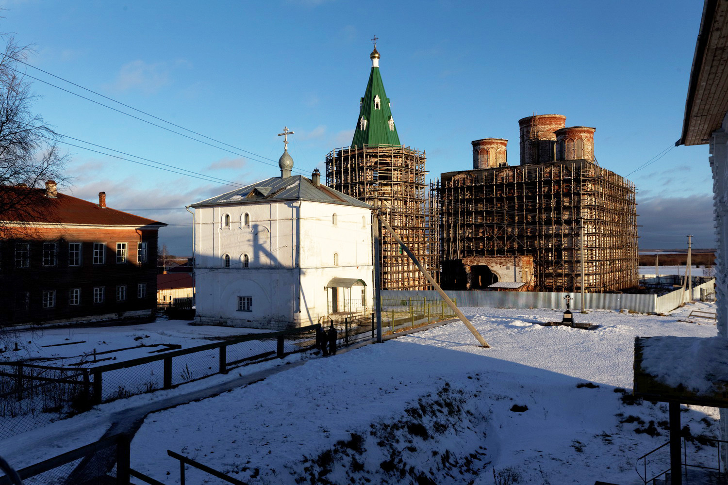 Спасо-Преображенский собор в Холмогорах на реконструкции. Фото 1 – фотографии России