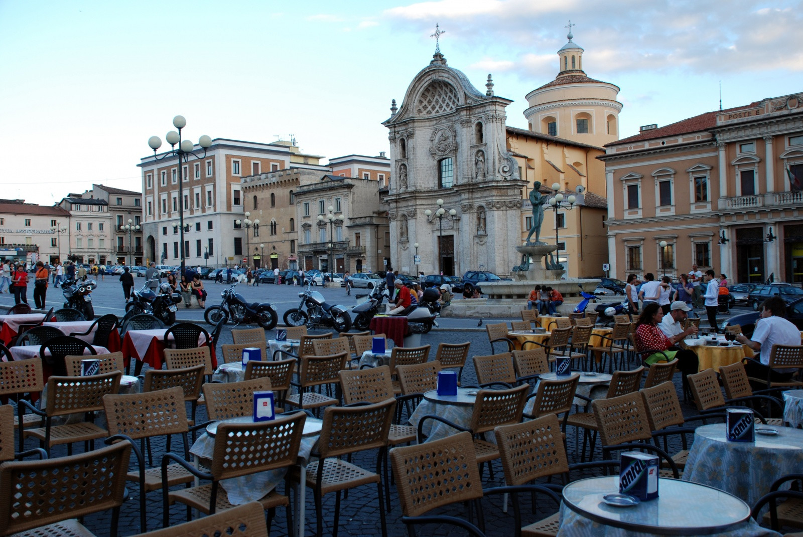 Площадь Дуомо в Л’Aквиле, Италия – фотографии Италии