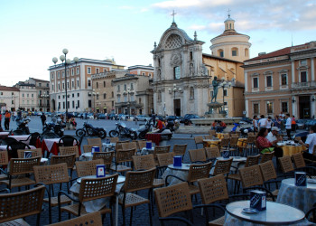 Площадь Дуомо в Л’Aквиле, Италия – фотографии Италии