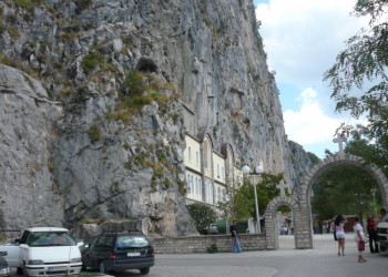 Улица в Даниловграде, Черногория – фотографии Черногории