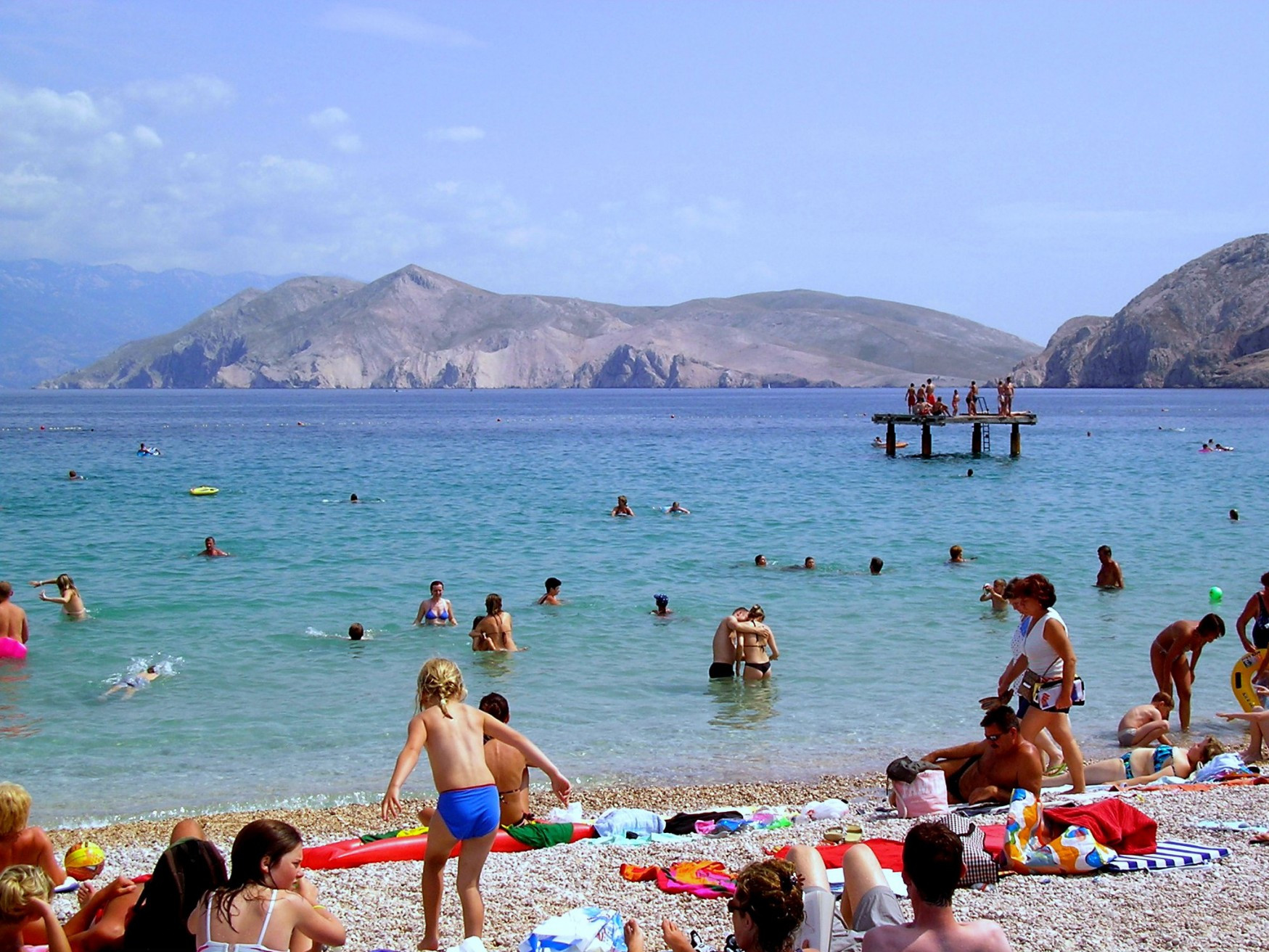 Люди на пляже в Нови-Винодолски, Хорватия. Фото 1 – фотографии Хорватии